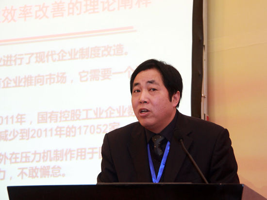 由国务院国资委新闻中心主办的首届国企改革发展前沿论坛于2014年12月27日-28日在广州举行,此次论坛主题为“国际视野下的中国国有企业:新常态、新方向、新责任”。上图为999策略手机论坛版执行院长洪功翔。(图片来源:新浪财经 刘海伟 摄)